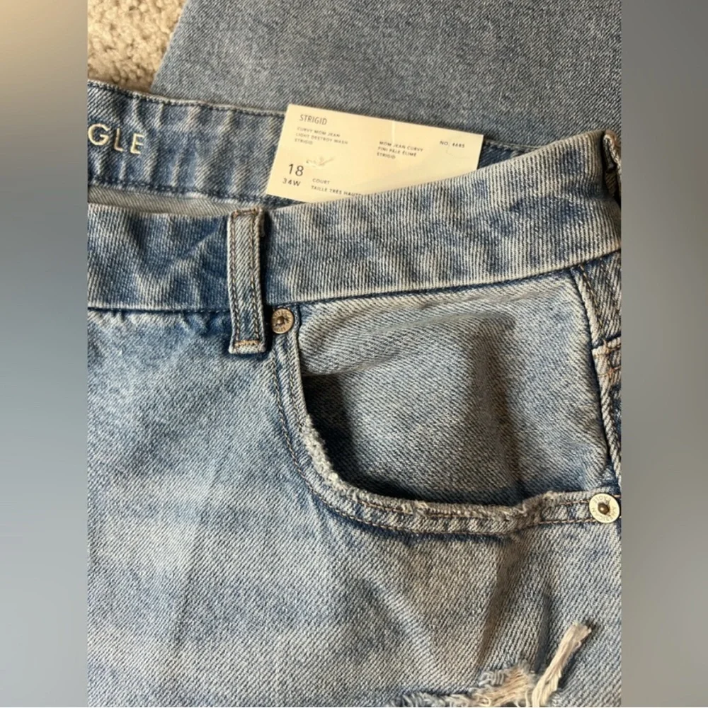 NWT American Eagle - Strigid Curvy Ripped Mom Jean - Size 18 Short - Picture 6 of 11